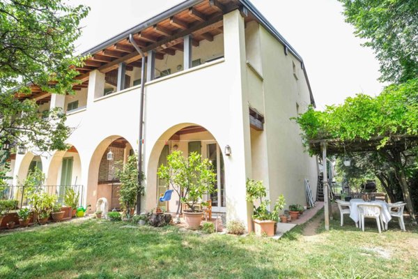 casa indipendente in vendita a Salò in zona Villa
