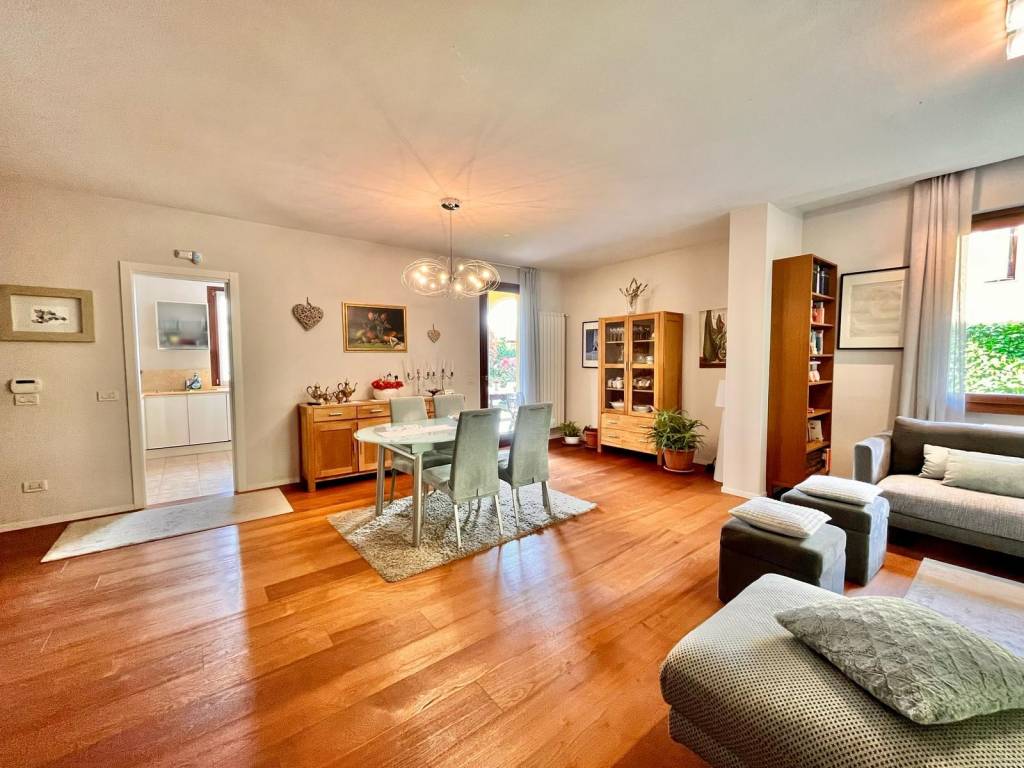 casa indipendente in vendita a Salò in zona Villa