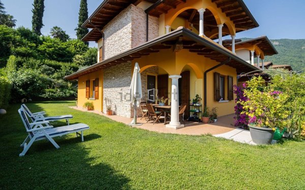 casa indipendente in vendita a Salò in zona Villa