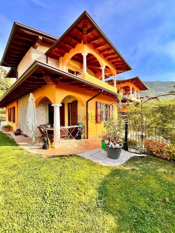 casa indipendente in vendita a Salò in zona Villa