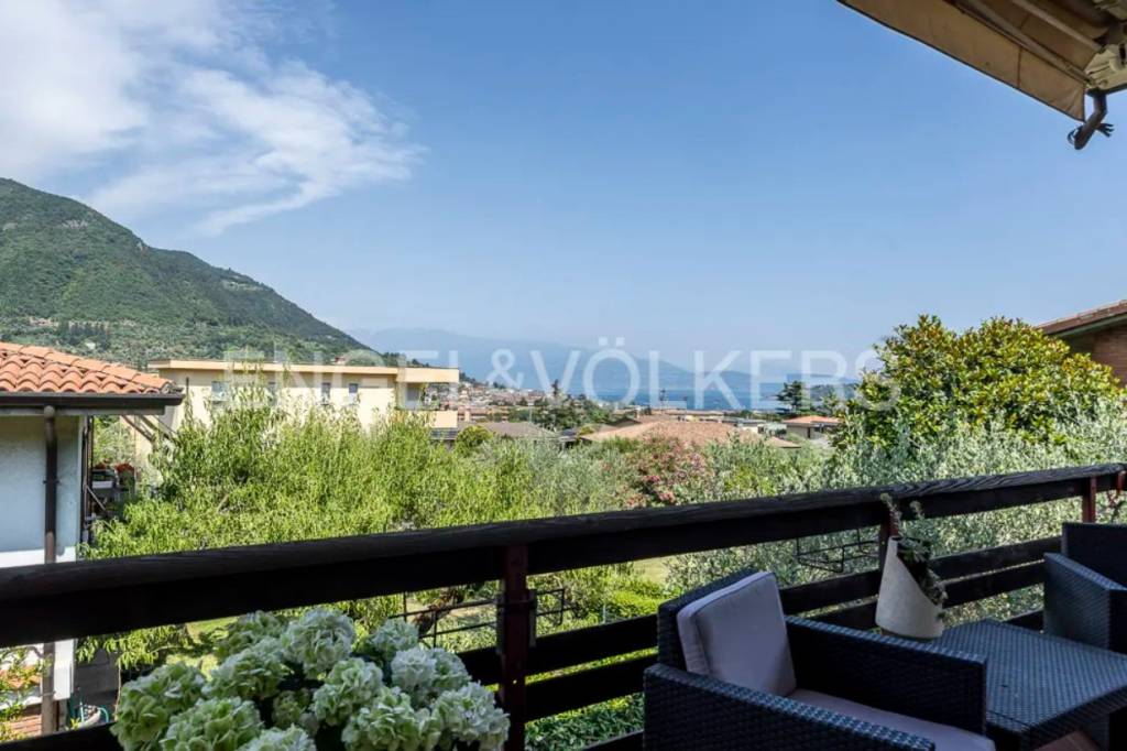casa indipendente in vendita a Salò in zona Villa