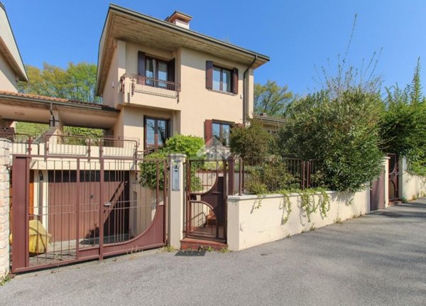 casa indipendente in vendita a Salò in zona Villa