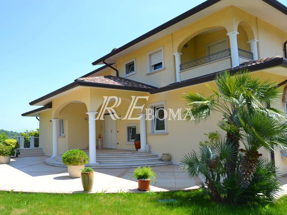 casa indipendente in vendita a Salò in zona Villa