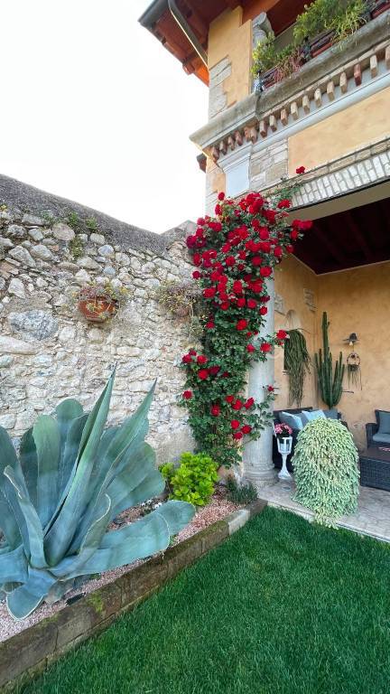 casa indipendente in vendita a Salò in zona Villa