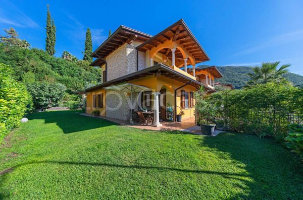 casa indipendente in vendita a Salò in zona Villa