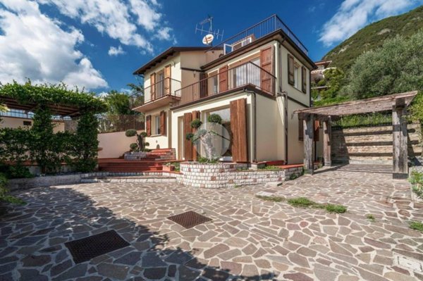 casa indipendente in vendita a Salò in zona Villa