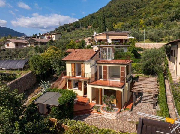 casa indipendente in vendita a Salò in zona Villa