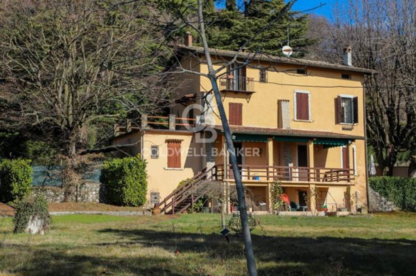 casa indipendente in vendita a Salò in zona Villa