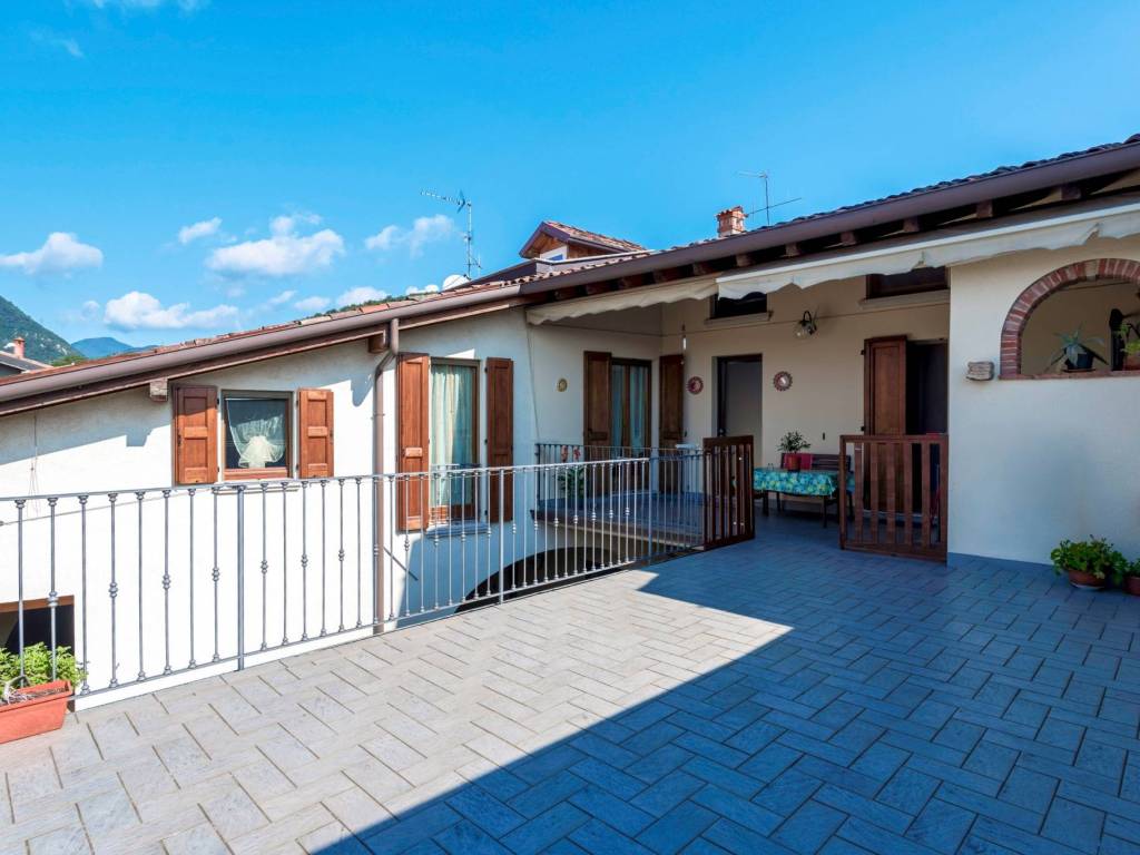 casa indipendente in vendita a Salò in zona Renzano