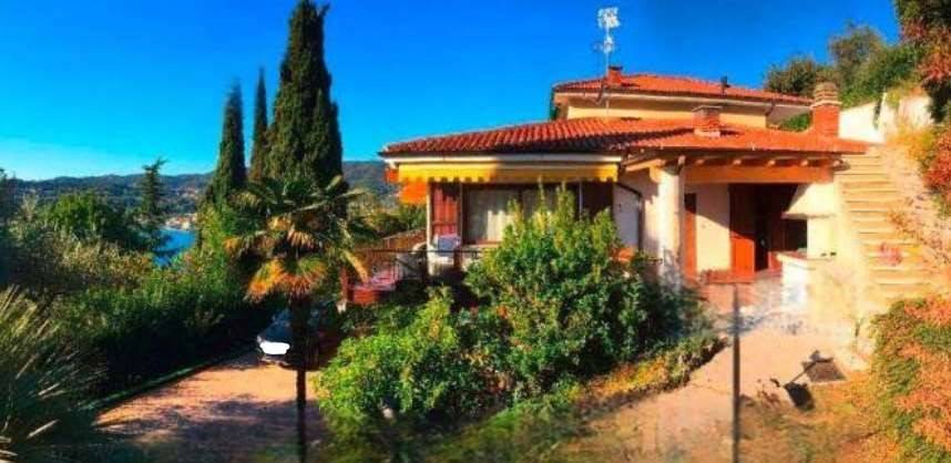 casa indipendente in vendita a Salò in zona Villa