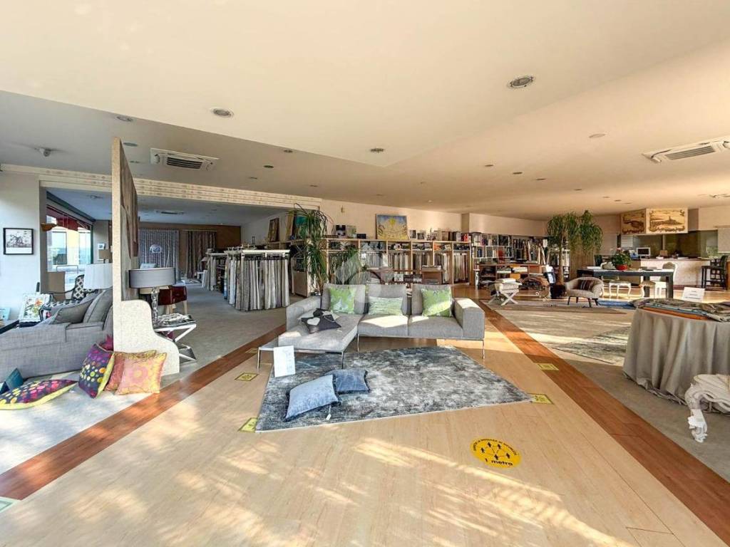 negozio in vendita a Salò in zona Cunettone