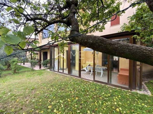 casa indipendente in vendita a Salò in zona Villa
