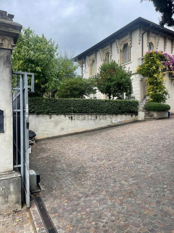 casa indipendente in vendita a Salò in zona Villa