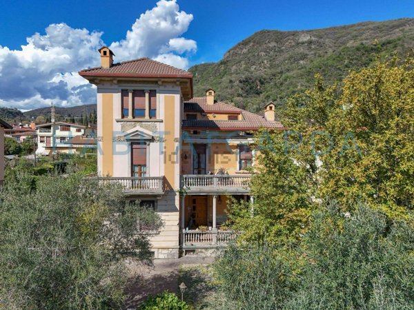 casa indipendente in vendita a Salò in zona Villa