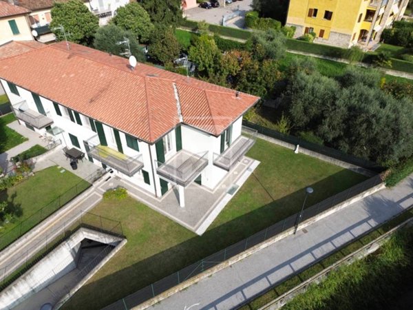 casa indipendente in vendita a Salò in zona Villa