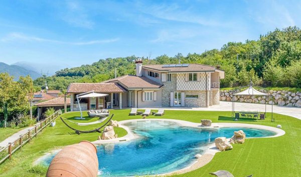 casa indipendente in vendita a Salò in zona Villa