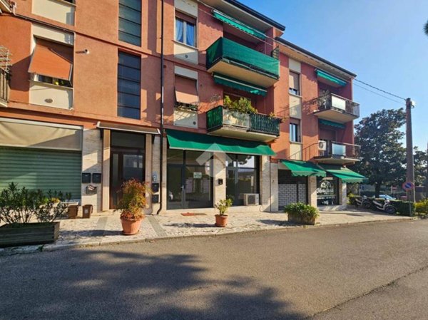 negozio in vendita a Salò in zona Cunettone