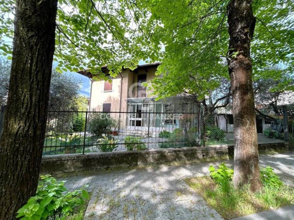 casa indipendente in vendita a Salò in zona Villa