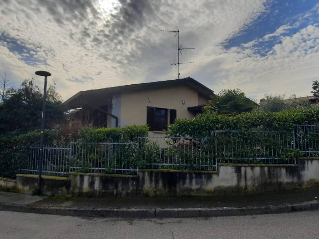 casa indipendente in vendita a Salò in zona Villa