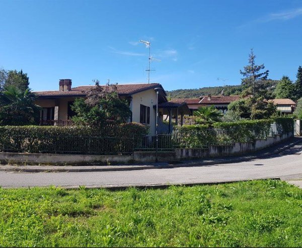 casa indipendente in vendita a Salò in zona Villa
