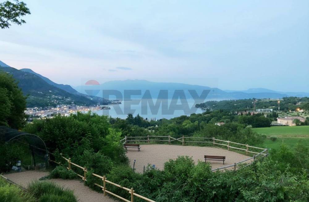 casa indipendente in vendita a Salò in zona Villa
