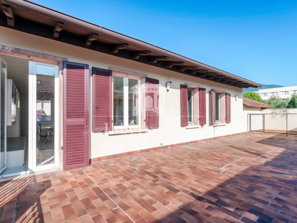 casa indipendente in vendita a Salò in zona Villa