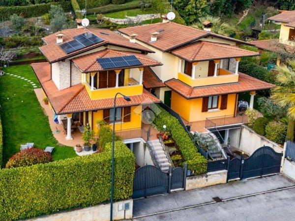 casa indipendente in vendita a Salò in zona Villa