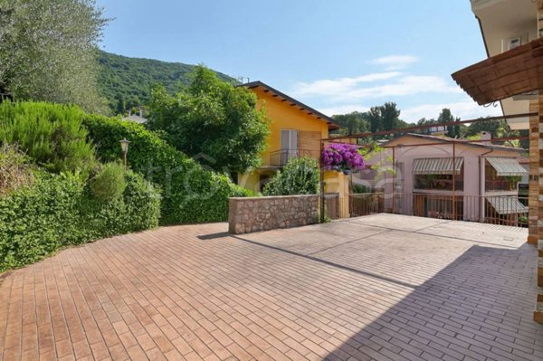 casa indipendente in vendita a Salò in zona Villa