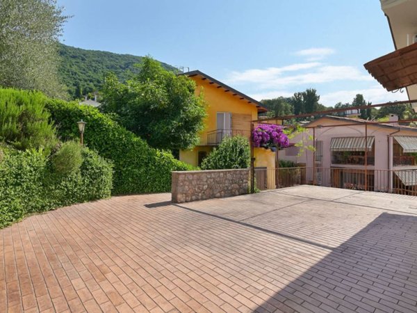 casa indipendente in vendita a Salò in zona Villa