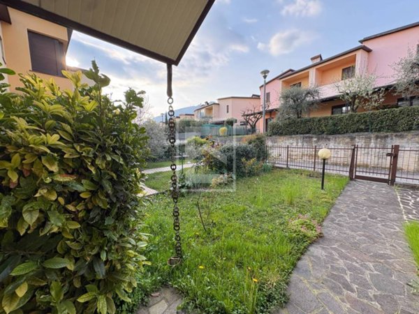 casa indipendente in vendita a Salò in zona Villa