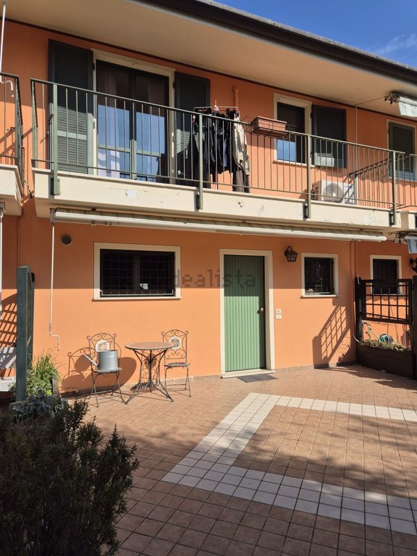 casa indipendente in vendita a Salò in zona Villa