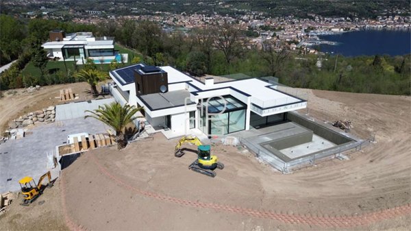 casa indipendente in vendita a Salò in zona Villa