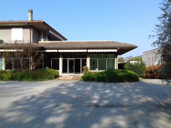 locale commerciale in vendita a Salò in zona Cunettone