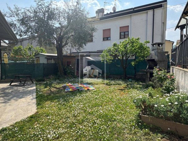 casa indipendente in vendita a Salò in zona Villa