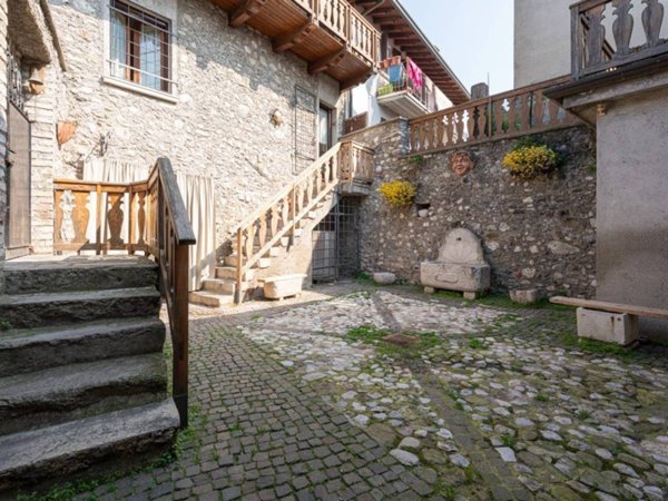 casa indipendente in vendita a Salò in zona Villa