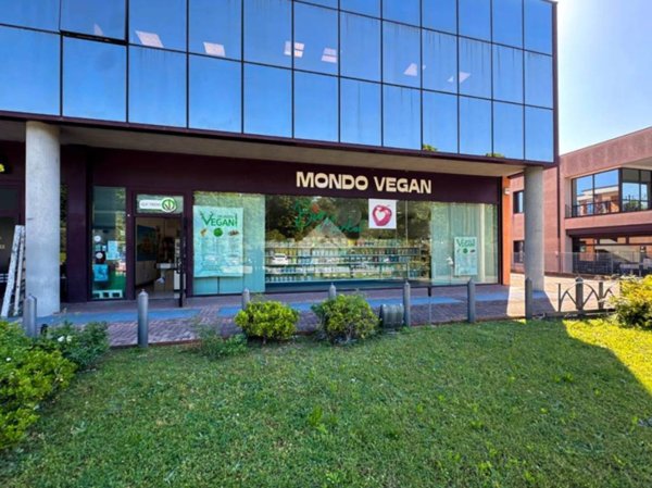 negozio in vendita a Salò in zona Cunettone