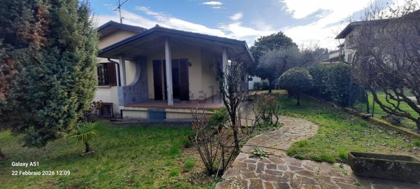casa indipendente in vendita a Salò in zona Villa