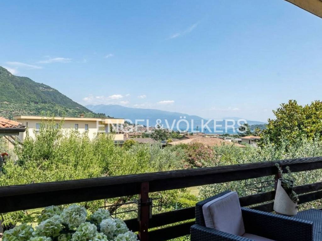 casa indipendente in vendita a Salò in zona Villa
