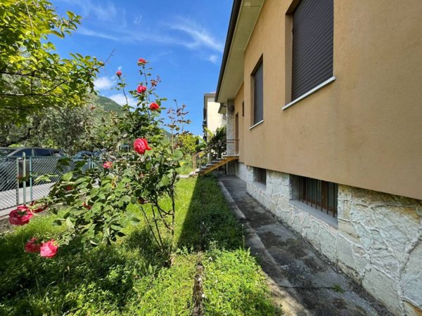 casa indipendente in vendita a Salò in zona Villa