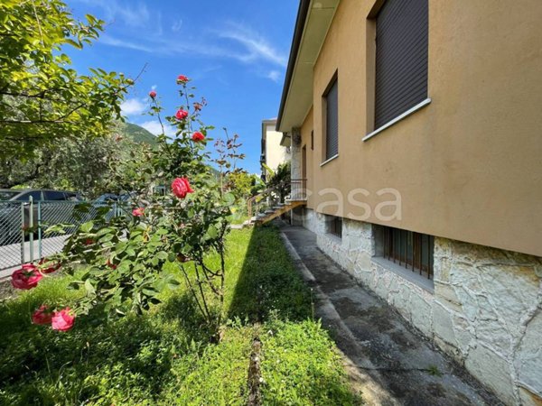 casa indipendente in vendita a Salò in zona Villa