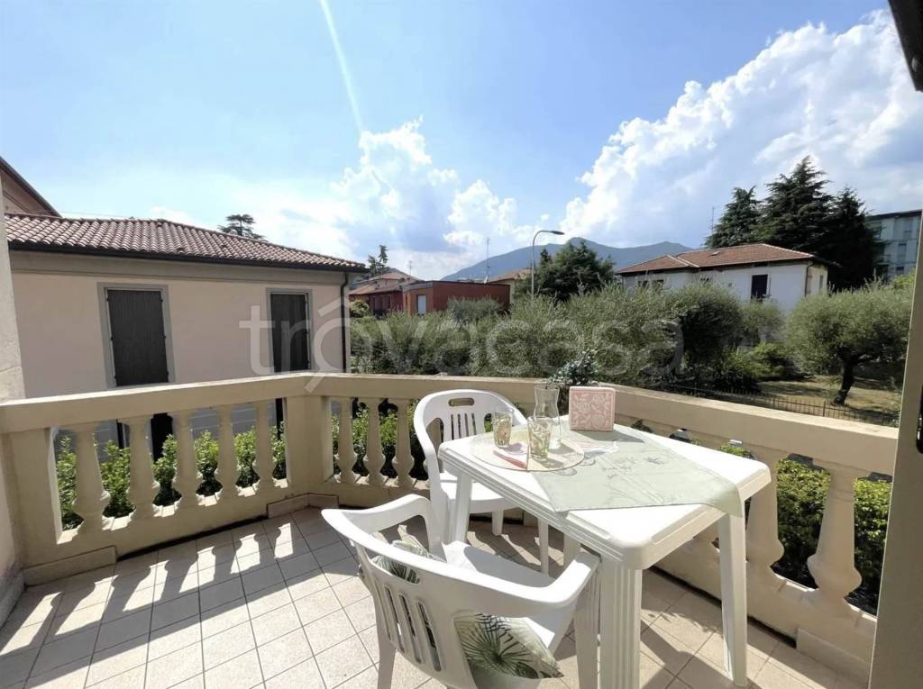 casa indipendente in vendita a Salò in zona Villa