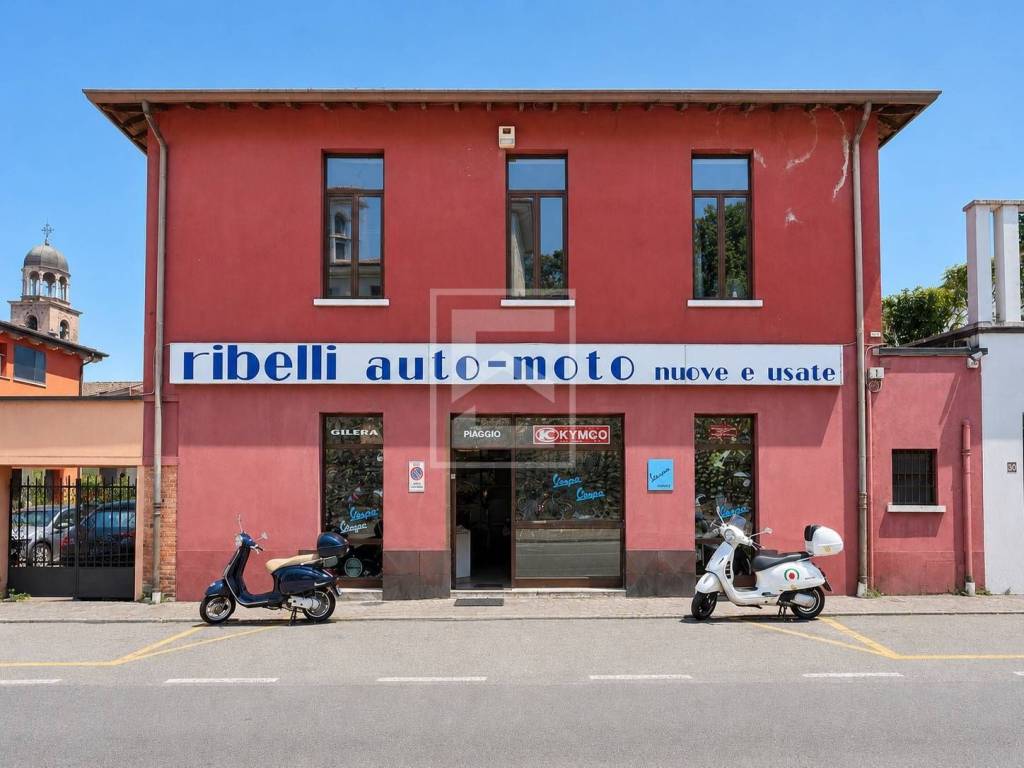negozio in vendita a Salò in zona Barbarano