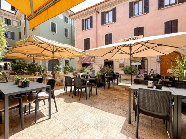 negozio in vendita a Salò in zona Villa