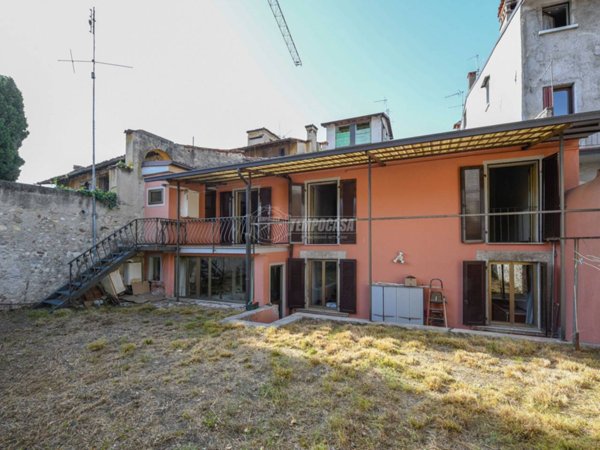 casa indipendente in vendita a Salò in zona Villa