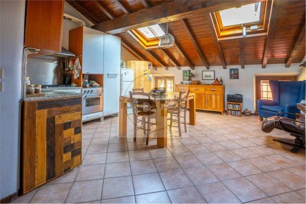 appartamento in vendita a Salò in zona Villa
