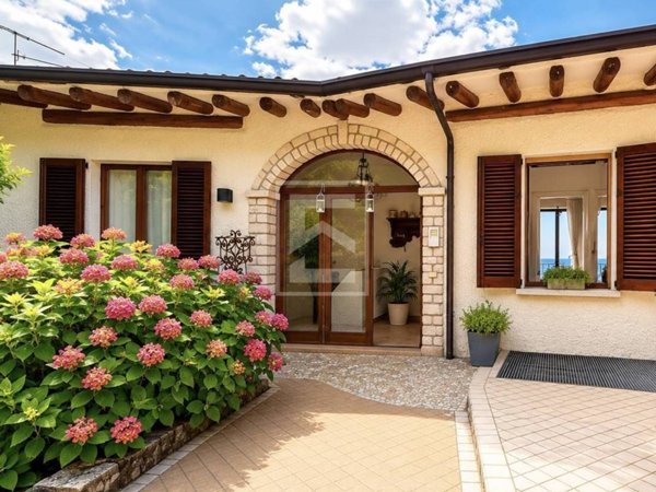 casa indipendente in vendita a Salò in zona Villa