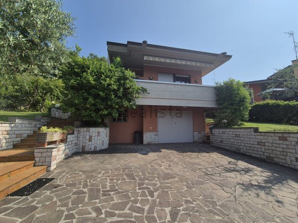 casa indipendente in vendita a Salò in zona Villa