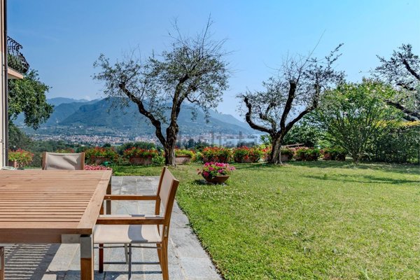 casa indipendente in vendita a Salò in zona Villa