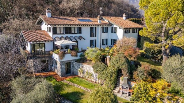 casa indipendente in vendita a Salò in zona Villa