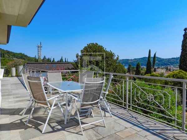 casa indipendente in vendita a Salò in zona Villa